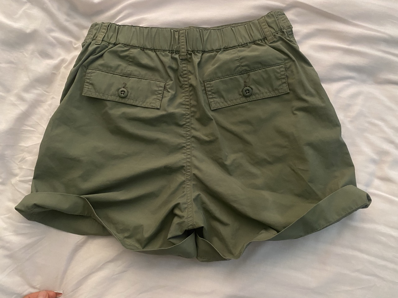 green olive cargo shorts from Uniqlo - Thumbnail 2