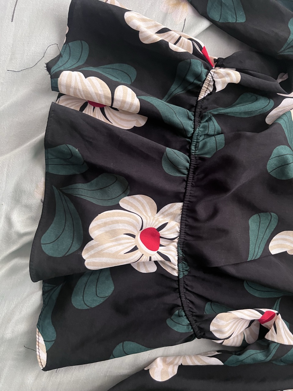 off-the-shoulder floral crop top - Thumbnail 3