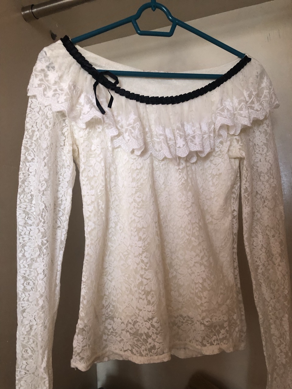 Ruffled off shoulder Laced Top - Thumbnail 4