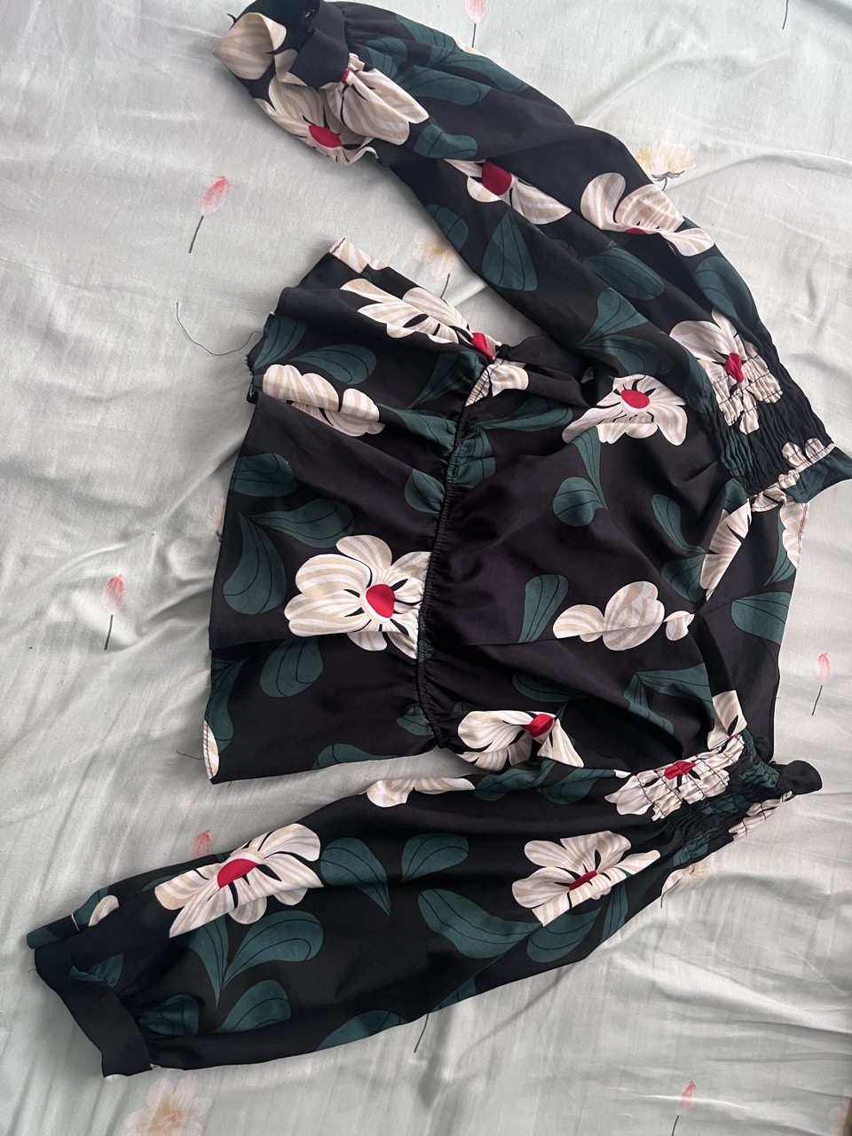 off-the-shoulder floral crop top - Thumbnail 2