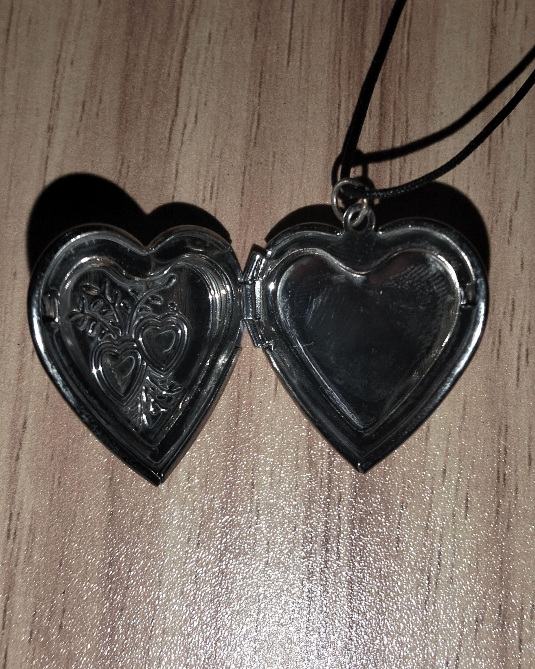 Heart Shaped Photo Locket - Thumbnail 3