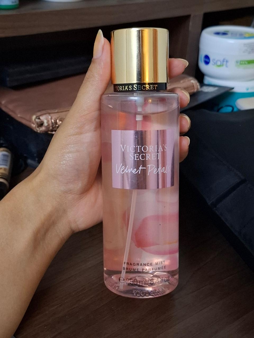 Victoria's Secret Velvet Petal Perfume - Thumbnail 4