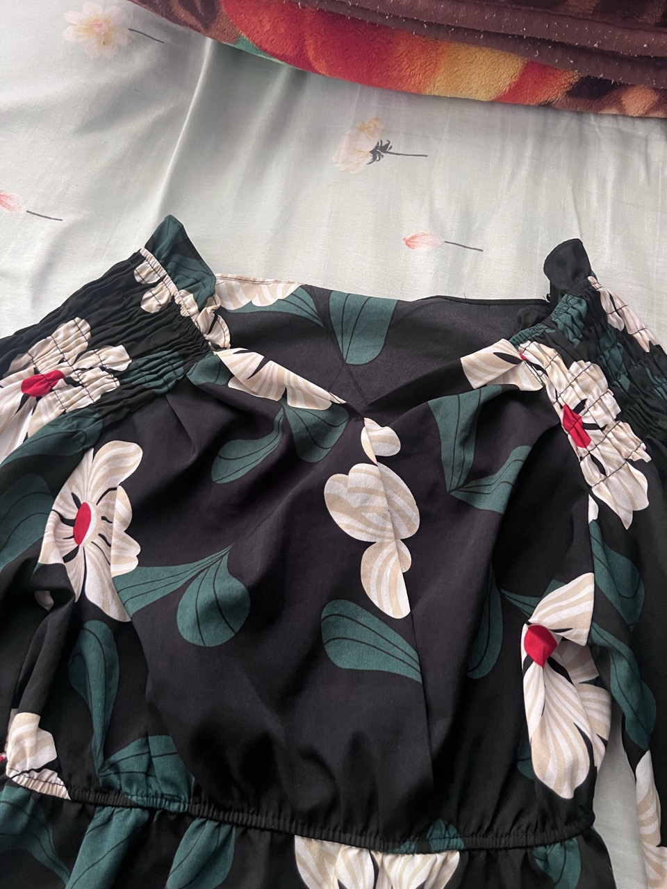 off-the-shoulder floral crop top - Thumbnail 4