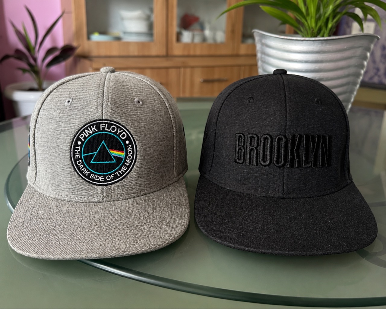 Flat-brim snapback cap