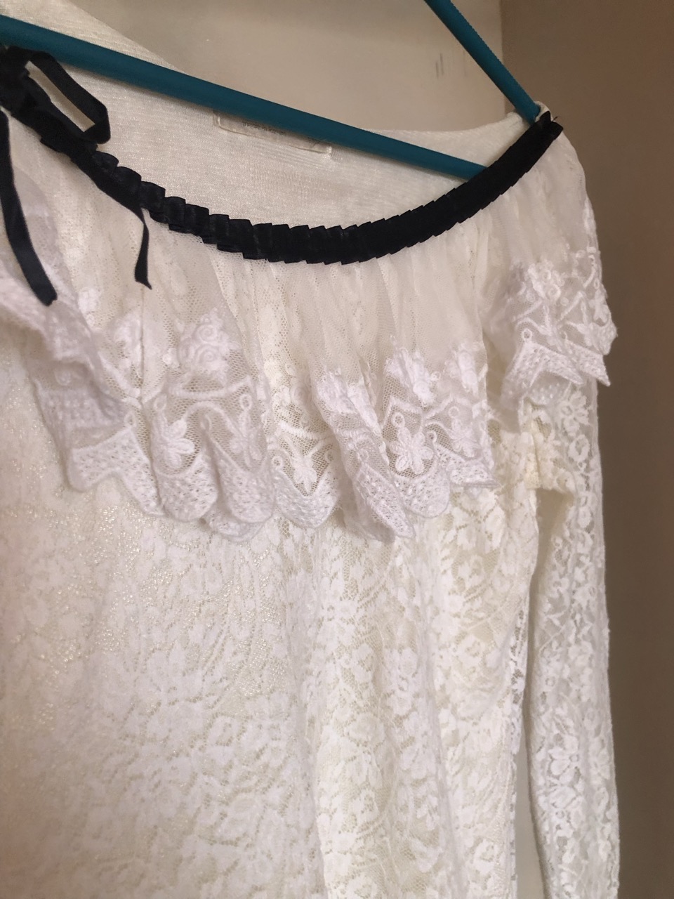 Ruffled off shoulder Laced Top - Thumbnail 2