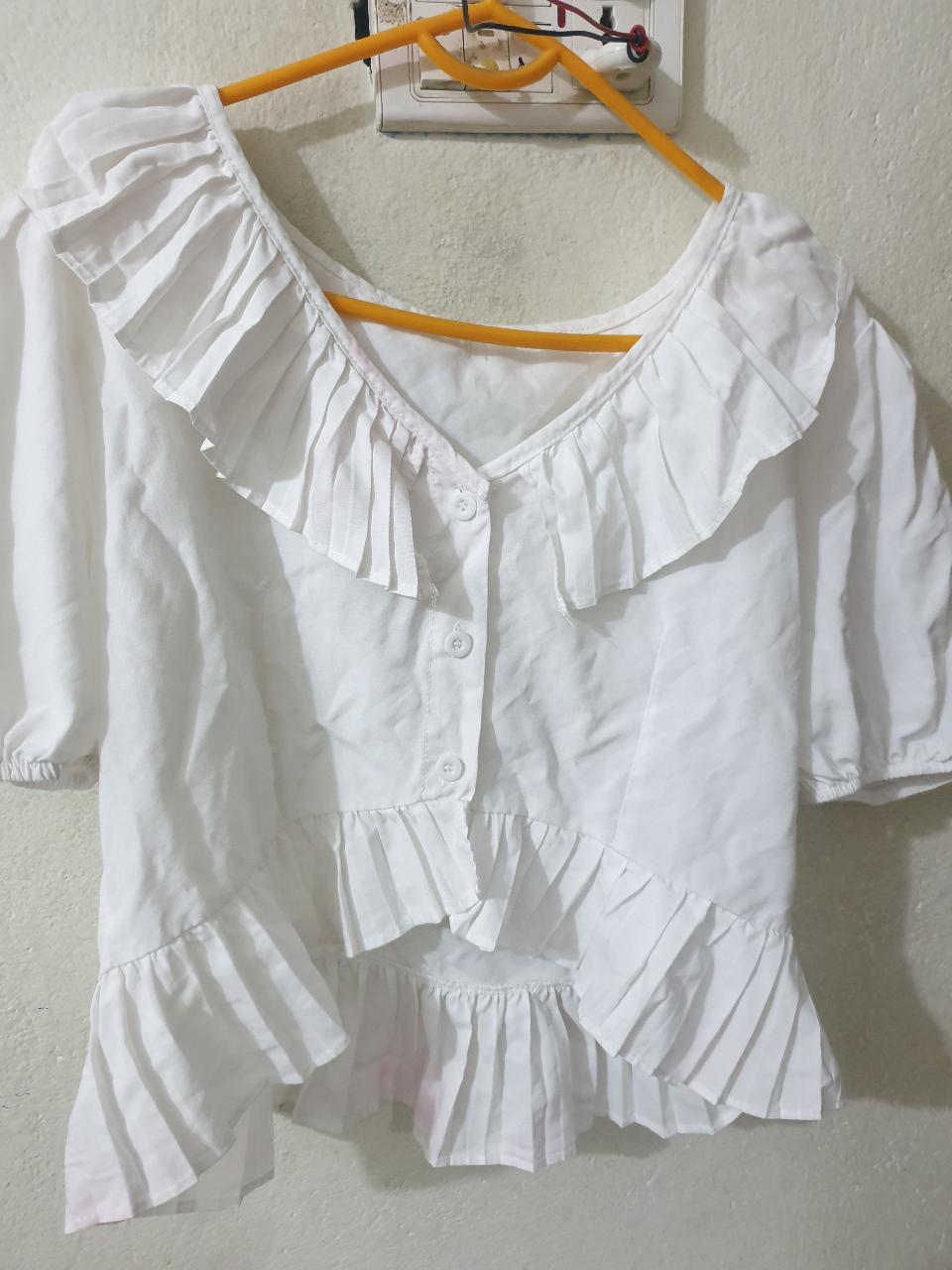 white feminine blouse with a Soft Girl Look - Thumbnail 4