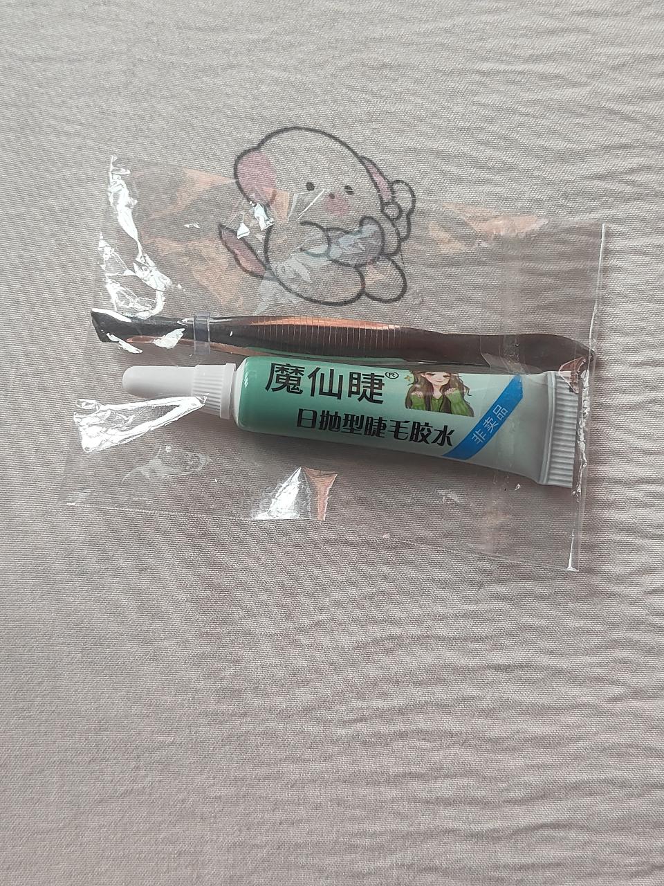 Manga Lashes with Glue and Tweezers - Thumbnail 3